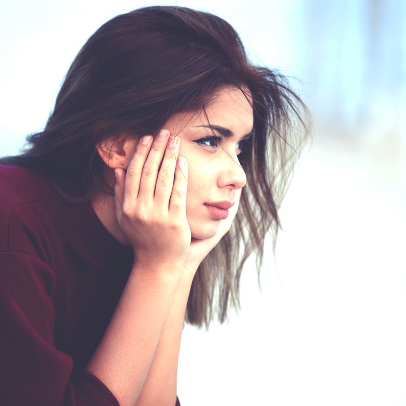 حبوب منع الحمل الهرمونية من الأسباب التي تجعل النساء أكثر عرضة من الرجال للإصابة بالصداع النصفي