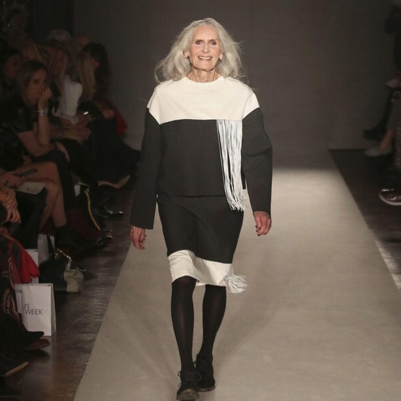 صور أكبر عارضة أزياء في العالم تتصدر أغلفة المجلات... فما سرّ أناقتها؟