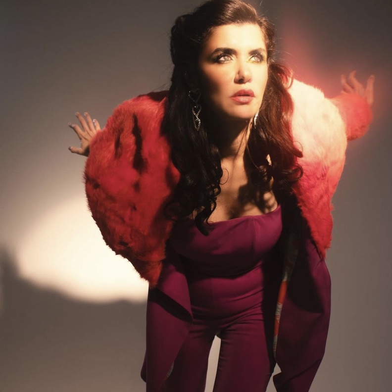 بطلة مسلسل _حالة خاصة_ بإطلالات مجوهرات لافتة كما لم تريها من قبل