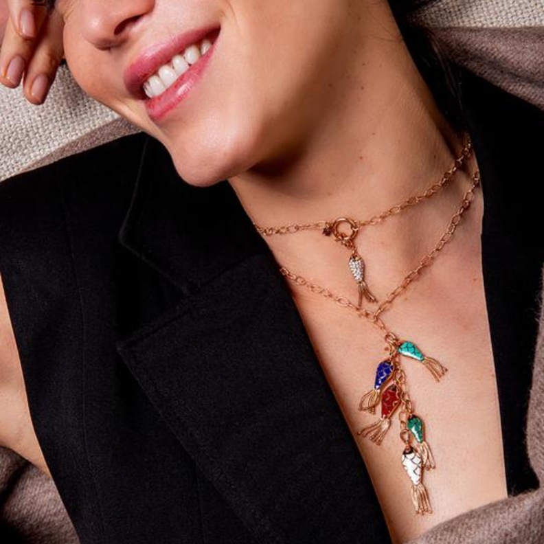 سلاسل أحجار كريمة ناعمة تليق بإطلالات العمل