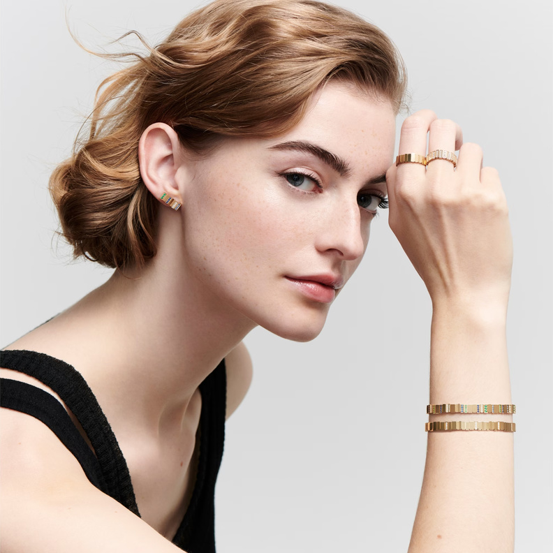 أساور ديور من أحدث مجموعات الدار لتطبيق موضة التكديس