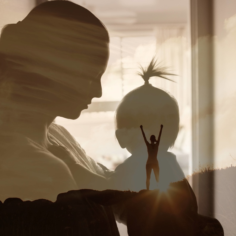 شعور الأم العاملة بالذنب يجعلها في صراع يعصف بعقلهاوعواطفها ويعرضها لنوبات نفسية مرهقة جدًا لها