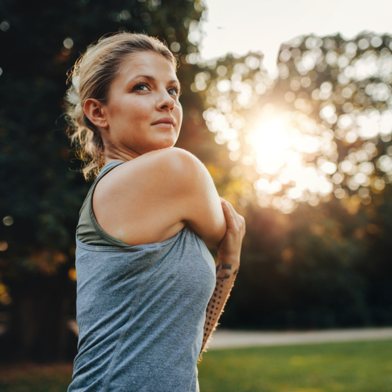 بعيدًا عن التقنيات الحديثة...تخلّصي من دهون الذراعين بتمارين بسيطة