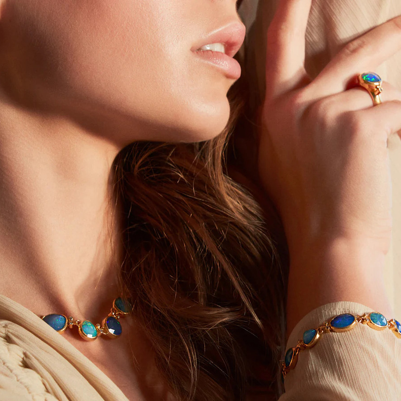 ثلاث قطع مجوهرات أساسية لن تغطيها ملابس الشتاء