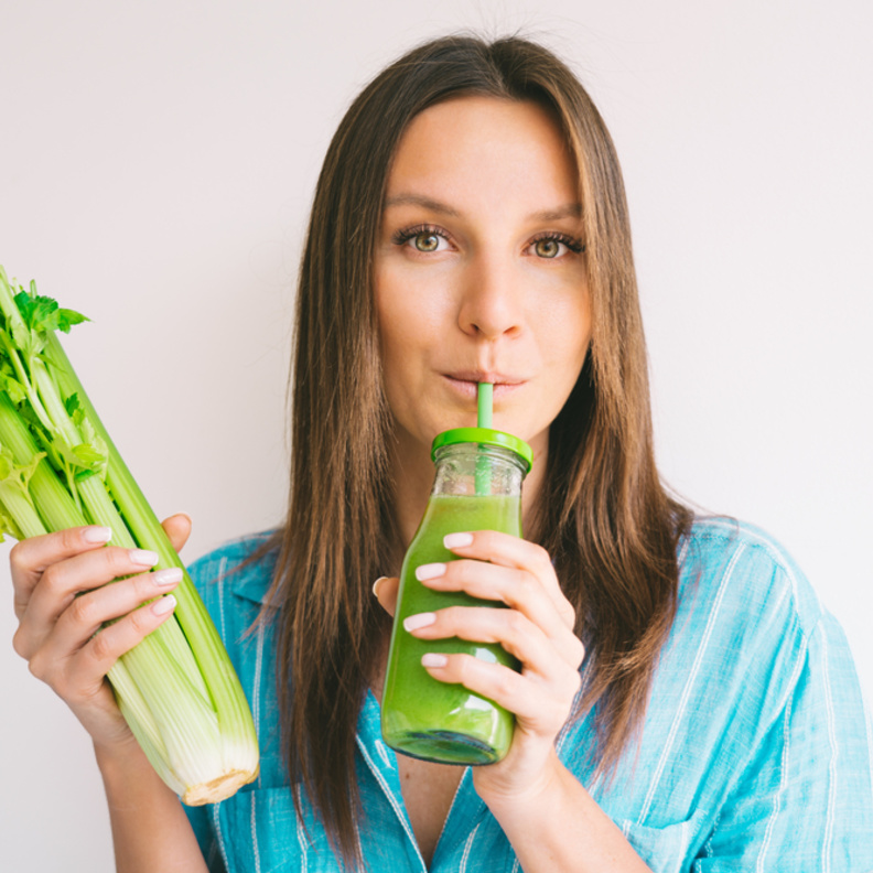 البعض يصفه ب "العصير الخارق": فوائد تناول عصير الكرفس وكيفية تحضيره