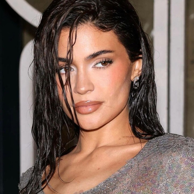 كايلي جينر Kylie Jenner بمجوهرات مرصّعة بالألماس من ميسيكا Messika