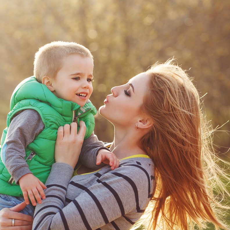 لتحسين نفسية طفلك عانقيه بحب واظهري حبك له دائمًا