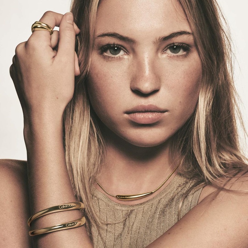 ليلي غريس Lila Grace بمجوهرات ذات تصميمات أنيقة من الذهب بتوقيع Calvin Klein