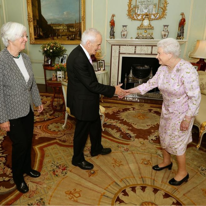 ما هو وسام الملك للموسيقى.. وأشهر من حصلوا عليه؟