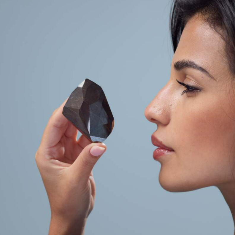 ما هو الألماس الأسود وما هي قصته؟