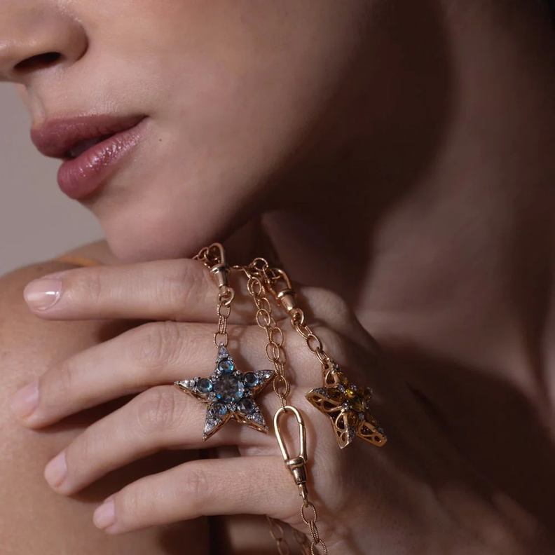 مجوهرات الذهب الوردي