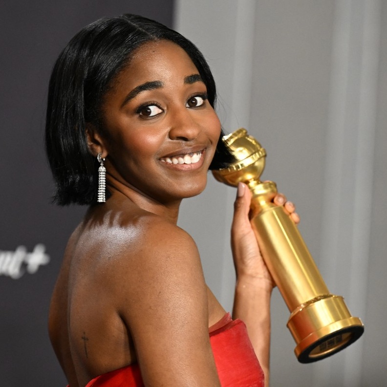 مكياج Ayo Edebiri مشرق في حفل غولدن غلوب