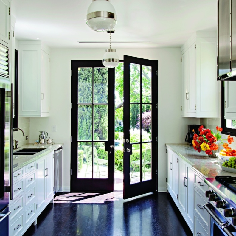 يلعب كمية الضوء الذي يدخل لمطبخك دورا في اختيار ألوان خزائنه