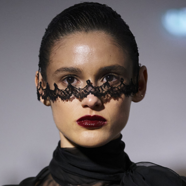 رسمات المكياج البرونزي في اليوم الثالث من أسبوع الهوت كوتور 2024