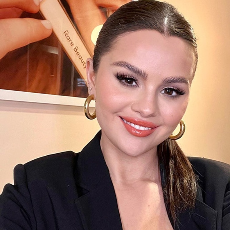 إطلالة Selena Gomez بالمكياج الوردي الفاتح