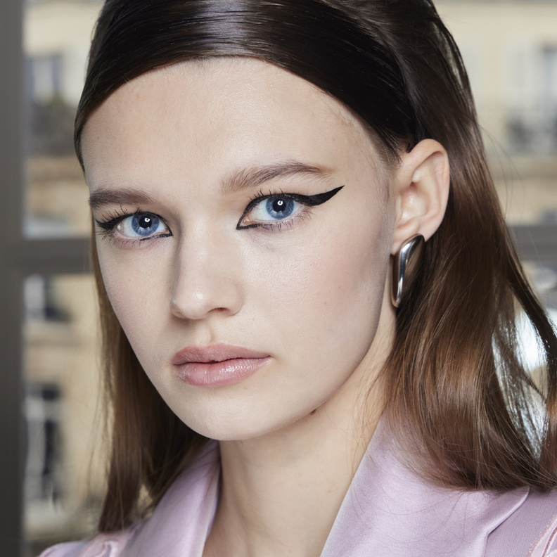 تسريحات شعر مبللة مع الباند العريض من دار Georges Hobeika