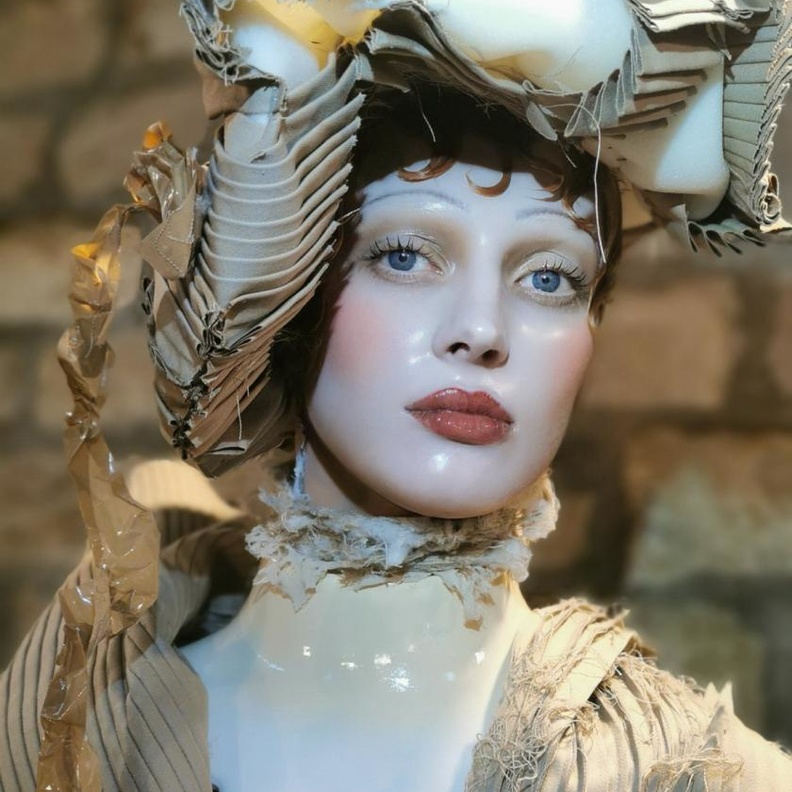 حواجب جريئة بأقواس رفيعة في عرض أزياء Maison Margiela