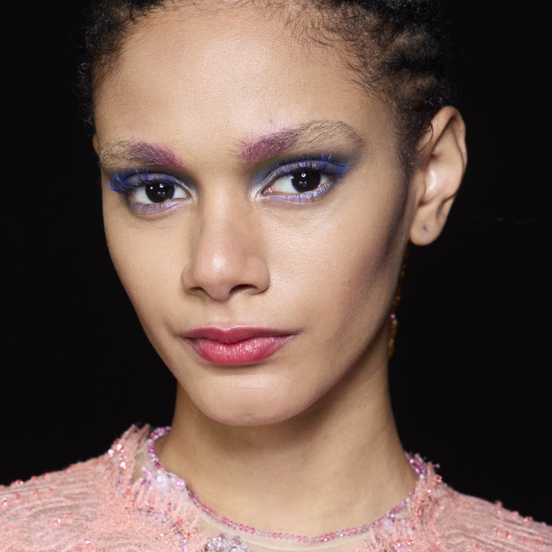 رسمات المكياج الأزرق الدخاني مع الخطوط الفضية على طريقة دار Giorgio Armani Privé