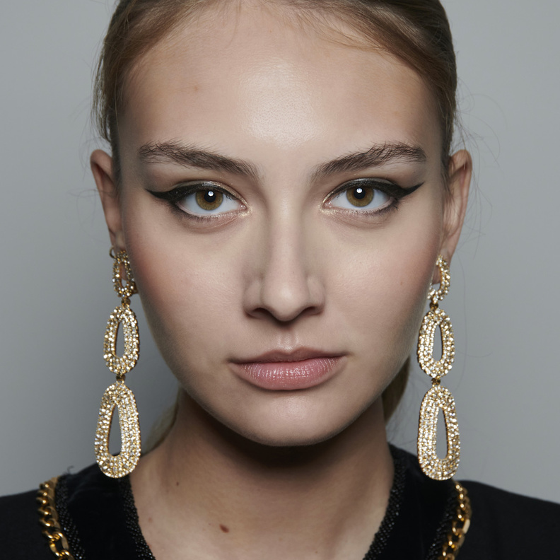 طرق مكياج بسيطة مع رسمات الآيلاينر المزدوج والسائل من دار Celia Kritharioti