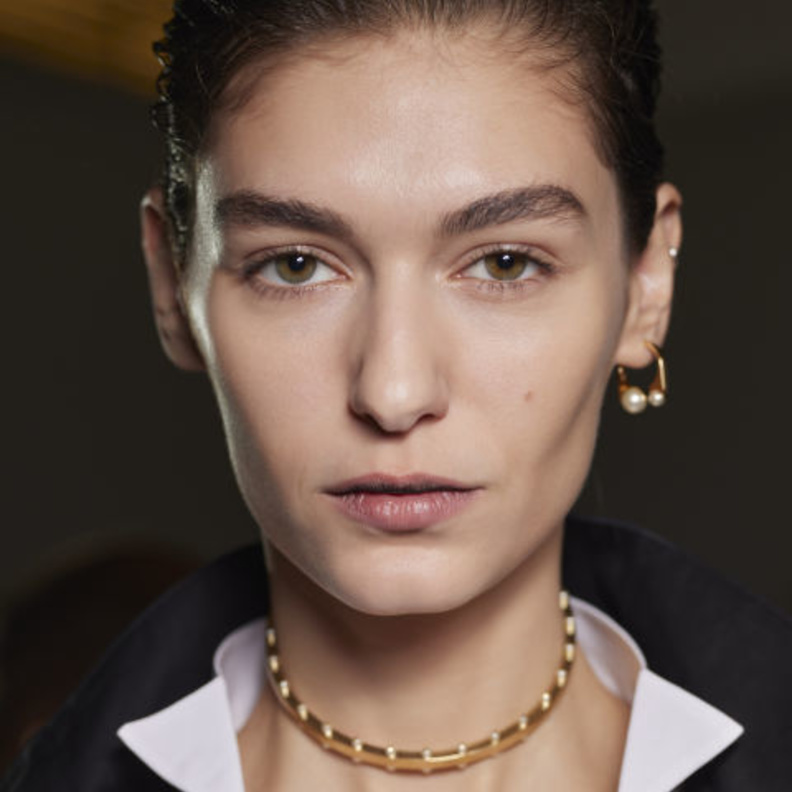 عارضة دار Dior