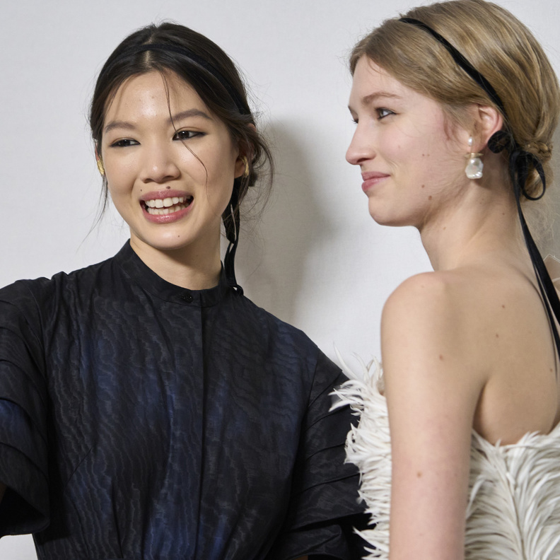 "هي" بشكل حصري في كواليس عرض ديور للهوت كوتور في باريس.. إليك أبرز الإتجاهات الجمالية المقبلة