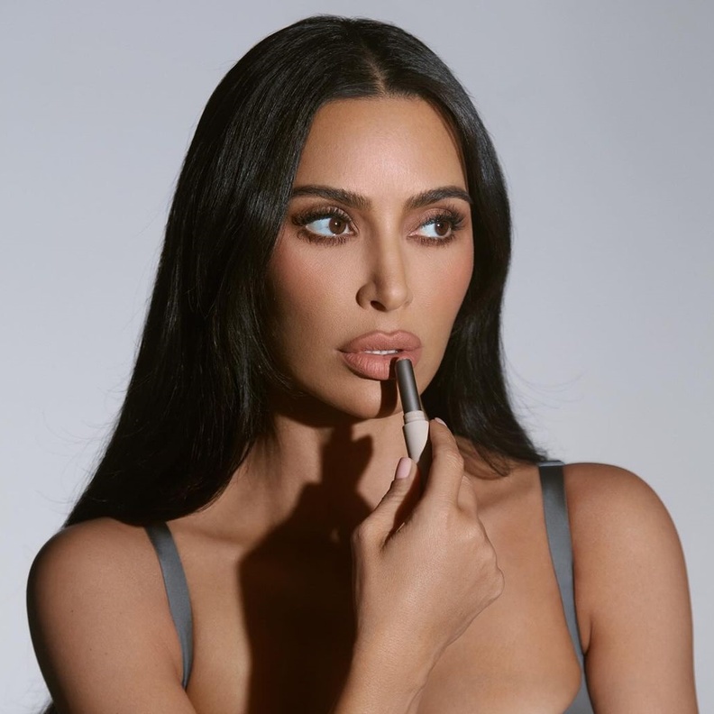 كيم كارداشيان تعيد صيحة الكونتور الكريمي والداكن للصدارة.. صيحات ومستحضرات طبّقيها بأسلوبها