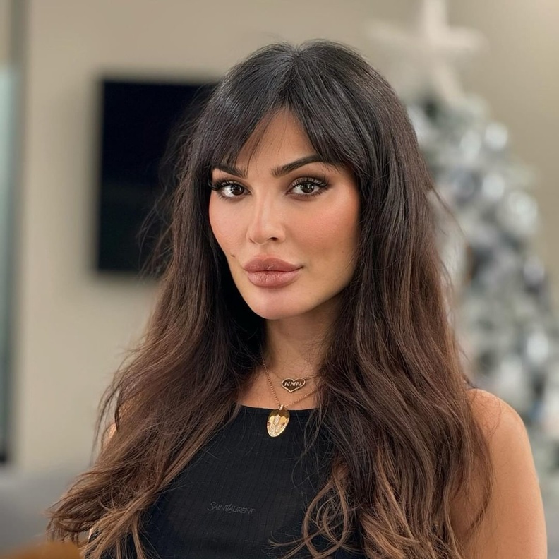 نادين نجيم تعتمد الغرة الكثيفة مع الشعر المدرج ـ الصورة من حساب VICTOR KEYROUZ - فيكتور كيروز  على انستقرام