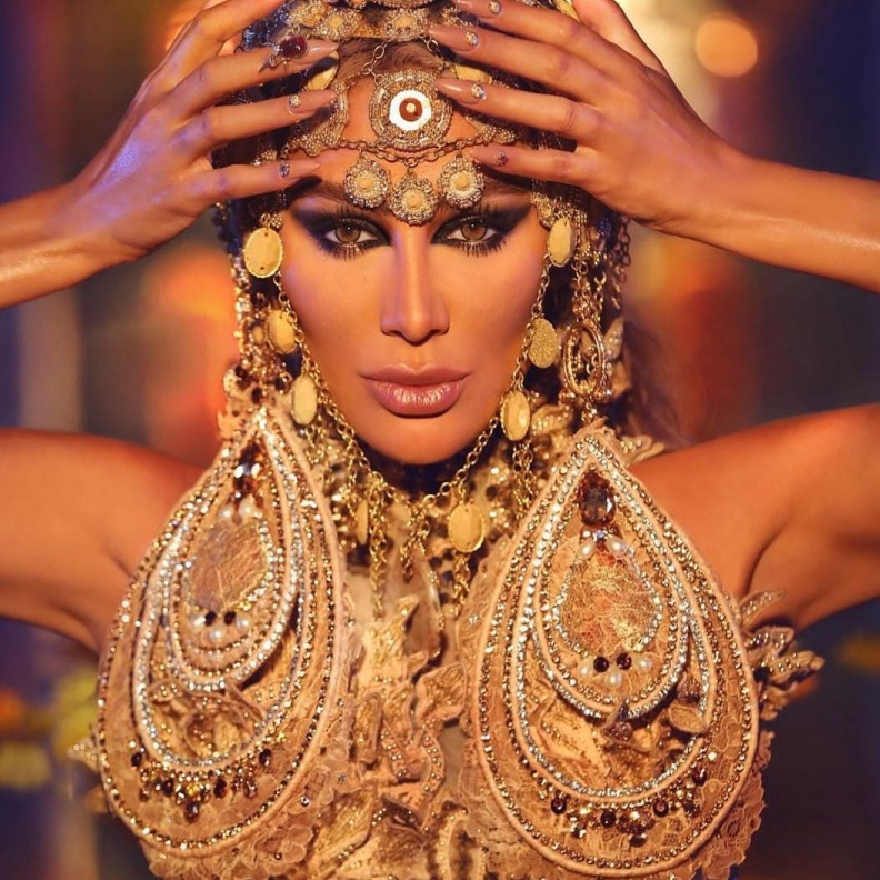 10 نجمات تخطينّ المعقول في اختيار إطلالات مجوهراتهنّ