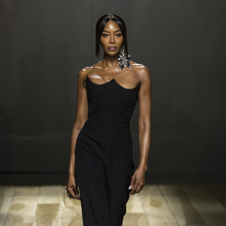 فستان سهرة باللون الأسود من Alexander McQueen