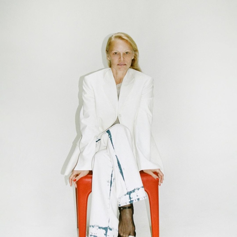 باميلا أندرسون تعزز مكانتها كأيقونة للموضة