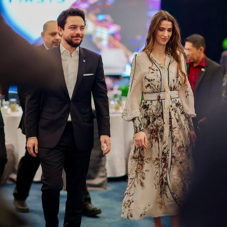 احدث اطلالة للأميرة رجوة مع زوجها في سنغافورة