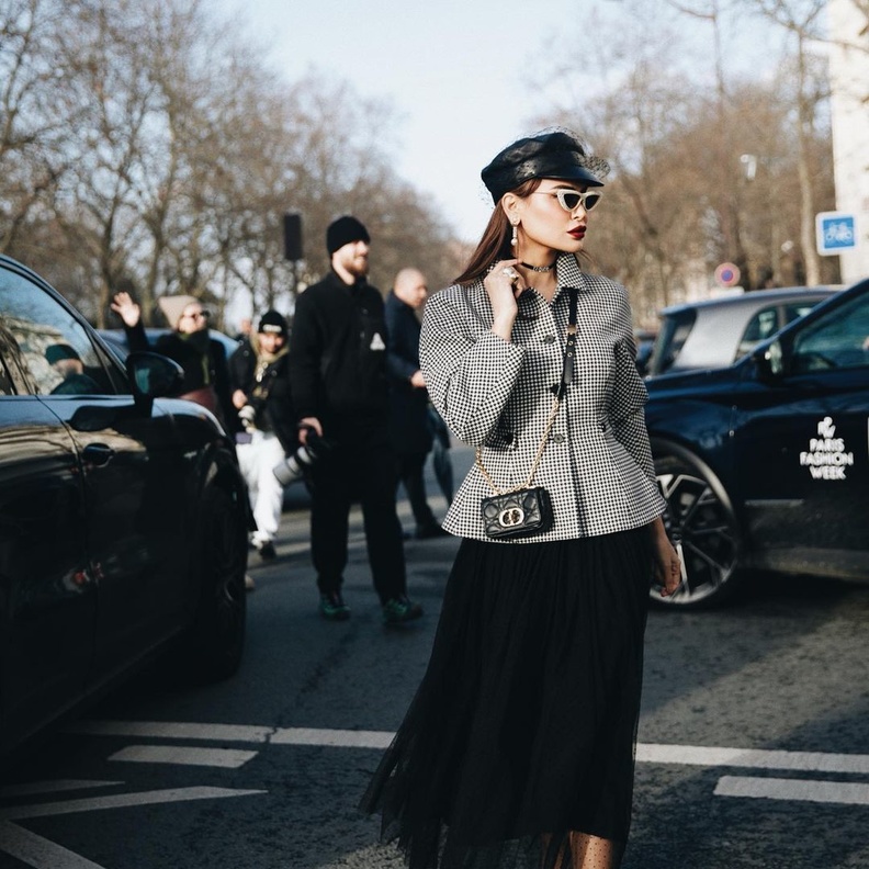 نقشة الكارو بالألوان الحيادية تتصدر إطلالات النجمات في الشتاء