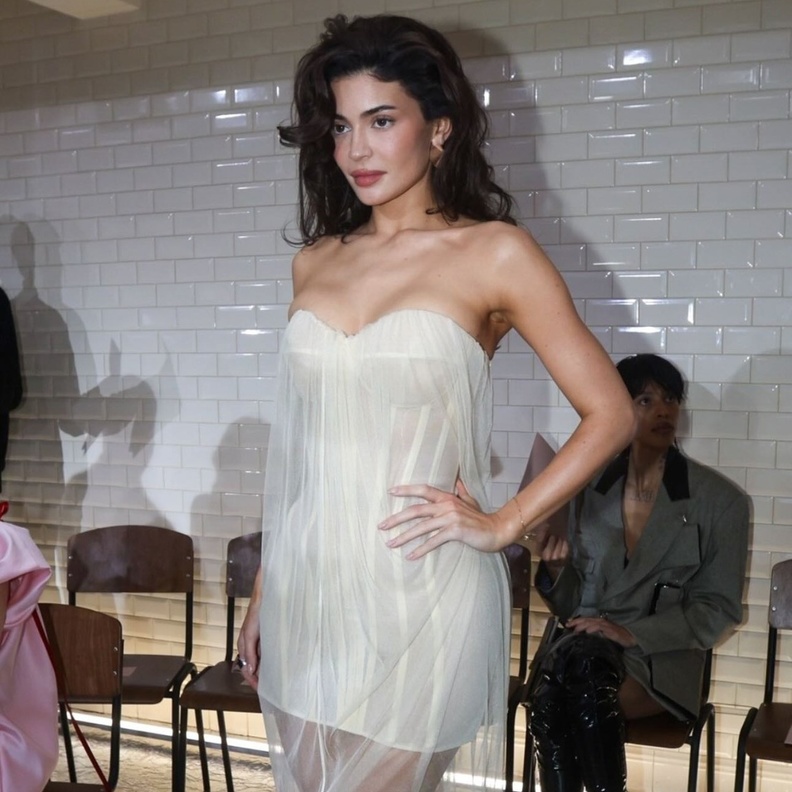 إطلالة كايلي جينر بفستان جريء