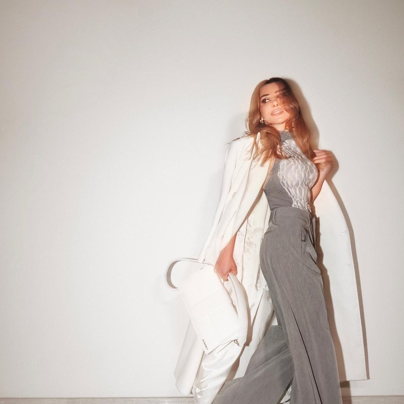 نجوى كرم ببدلة رمادية اللون 2024