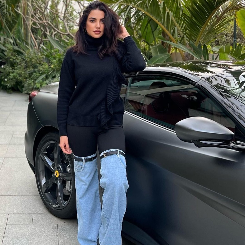 عاشقات الموضة يُغرمن بإرتداء بنطلون جينز بتصميم مبتكر بينهن درة التونسية