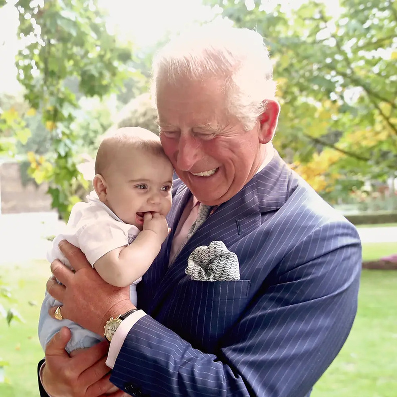 صور تظهر العلاقة الجميلة بين الملك تشارلز وحفيده الأمير لويس