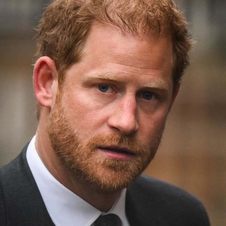 طفولة حزينة وشباب جامح.. هكذا كانت حياة الأمير هاري قبل انسحابه من الحياة الملكية