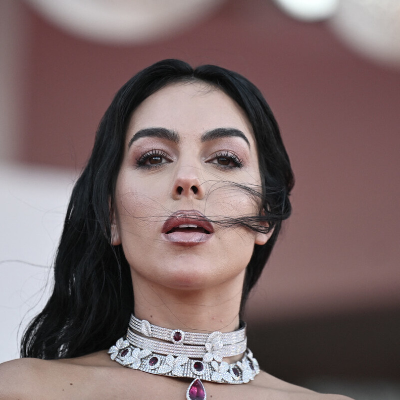 أسرار جمالية تعلّميها من جورجينا رودريغز