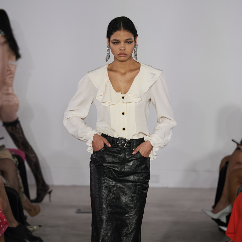 طرق تنسيق التنانير الجلد في الشتاء