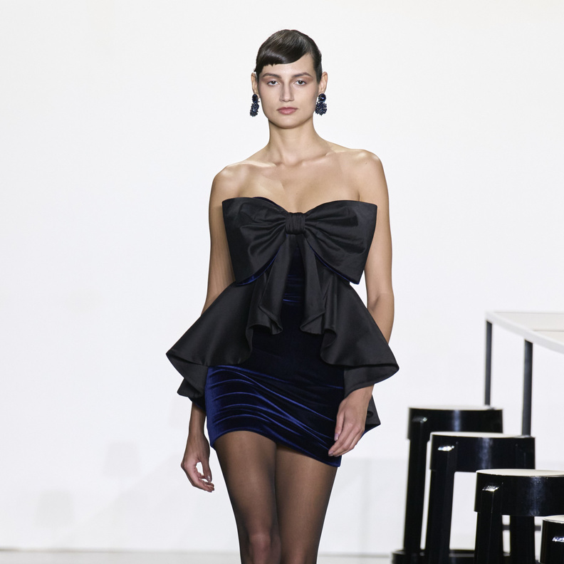 موديلات الفساتين مع عقدة الفراشة تندثر في عالم الموضة