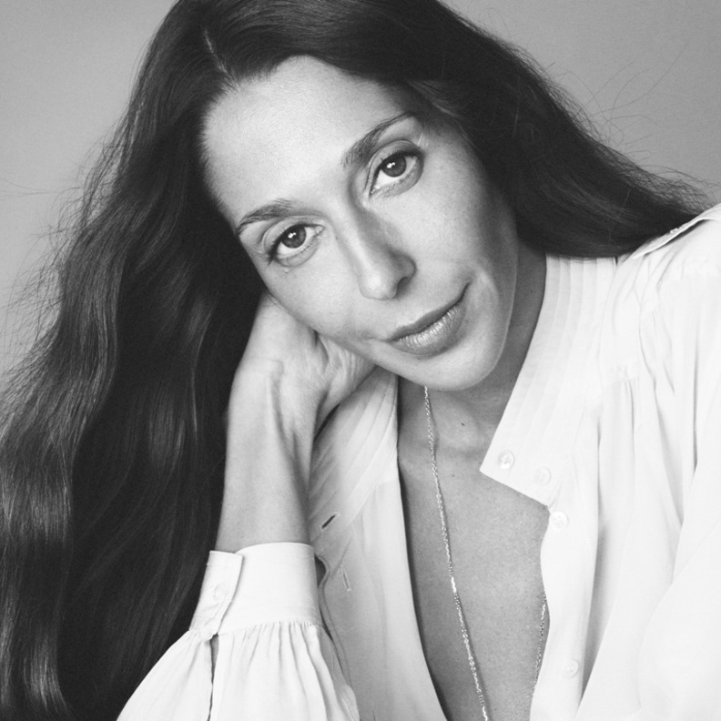 دار Chloé تكشف عن شعارها الجديد... وانطلاقة جديدة واعدة مع المصممة Chemena Kamali