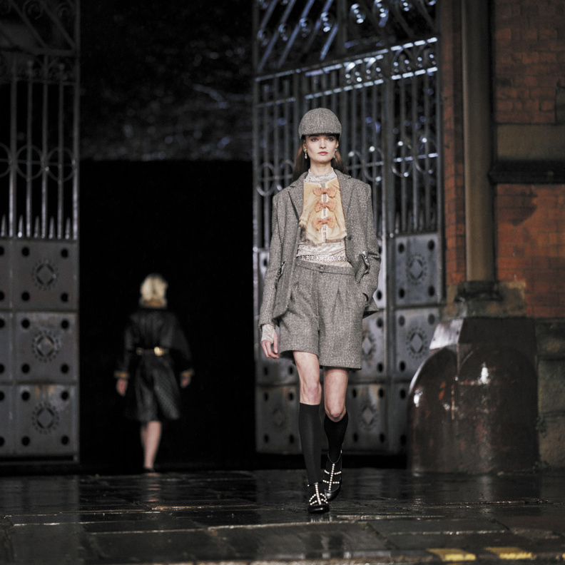 دور الأزياء تأخذنا إلى مدن آسرة... اكتشفي مواعيد عروض Cruise 2025 و Pre-Fall 2024 وأين ستقام؟