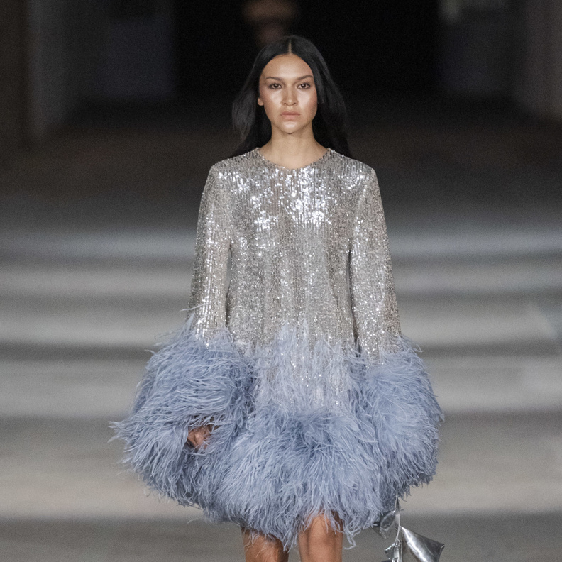 موضة الريش على الأكمام عنوان أناقتك المقبلة