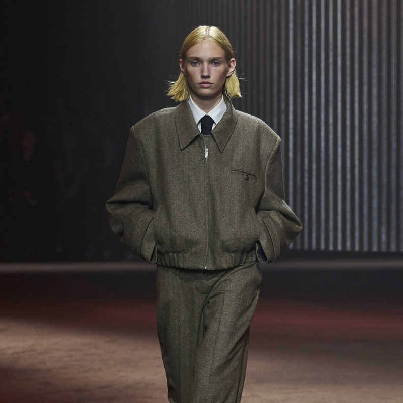 موضة البنطلون باللون الأخضر الغامق