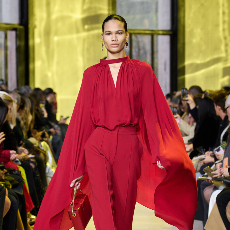 إطلالة كلاسيكية باللون الأحمر من Elie Saab