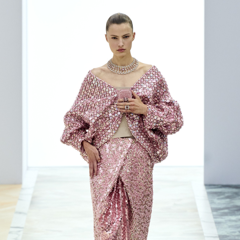 موضة تنانير الترتر والمنقوشة أناقة لا تقاوم في الشتاء