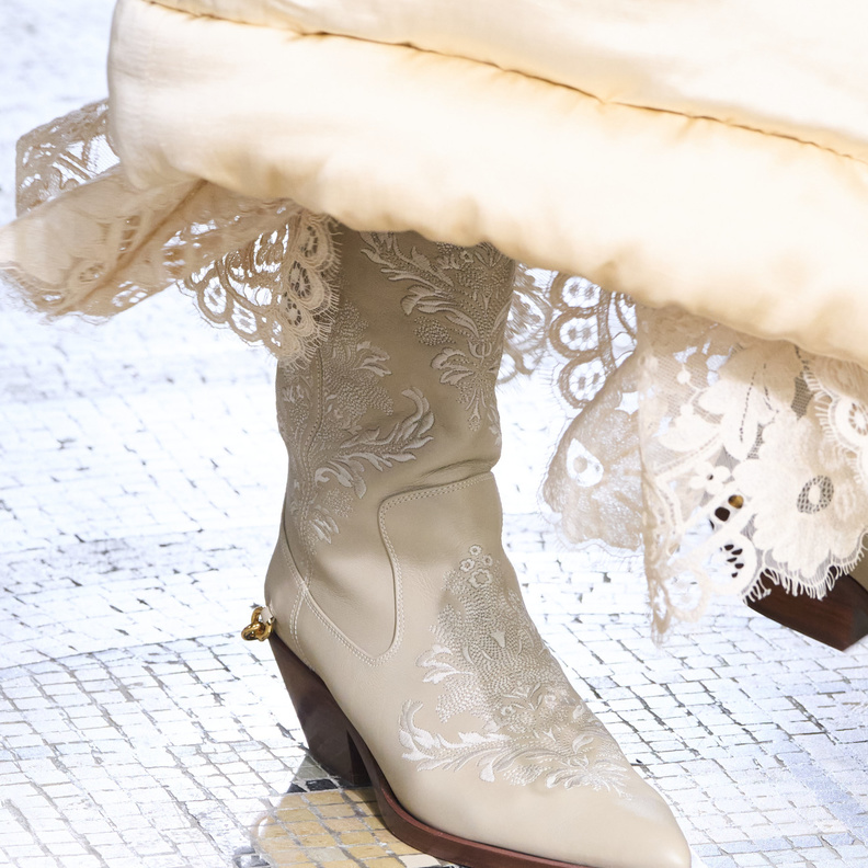  حذاء الكاوي بوي باللون البيج Giambattista Valli