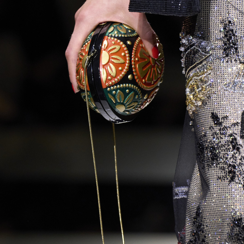 موضة الحقائب الدائرية بأساليب جريئة