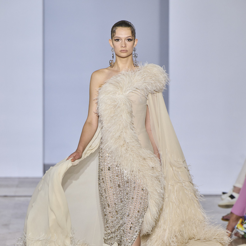 موضة الريش دخلت عالم الهوت كوتور من الباب العريض