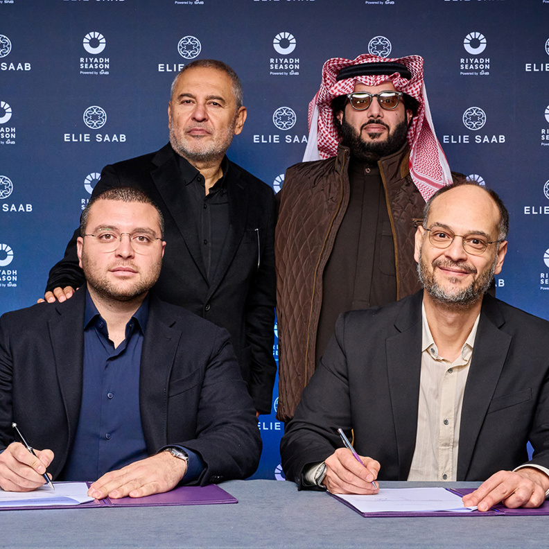 إيلي صعب جونيور الرئيس التنفيذي لدار "إيلي صعب" يتحدث حصريًا إلى "هي" في أول تصريح له بعد توقيع مذكرة تفاهم مع موسم الرياض: ستكون المجموعة مستوحاة من مدينة الرياض وهويتها وإرثها